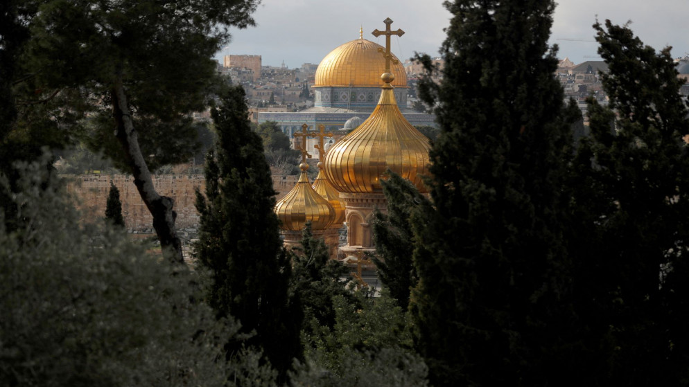 كنيسة مريم المجدلية في القدس المحتلة وقبة الصخرة في المسجد الأقصى، 24 كانون الثاني 2020. (رويترز)