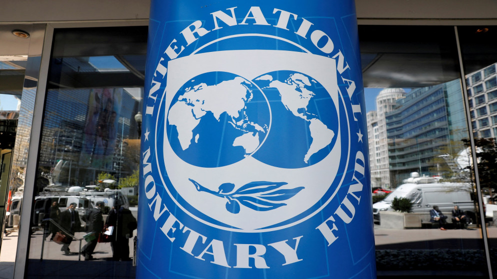 شعار صندوق النقد الدولي أمام مقره الرئيسي في واشنطن بالولايات المتحدة. 20 نيسان 2023. (رويترز)