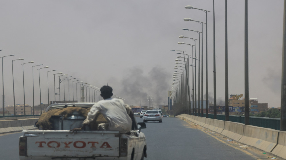 تصاعد الدخان في أم درمان خلال اشتباكات بين قوات الجيش السوداني وقوات الدعم السريع. (رويترز)