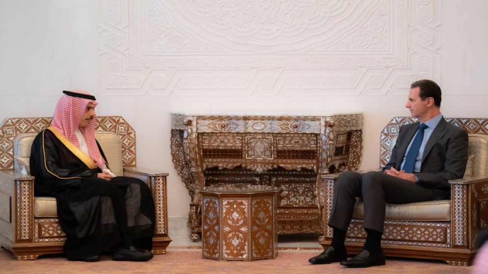 الرئيس السوري بشار الأسد خلال لقائه وزير الخارجية السعودي الأمير فيصل بن فرحان في قصر الشعب. (وكالة الأنباء السورية "سانا")