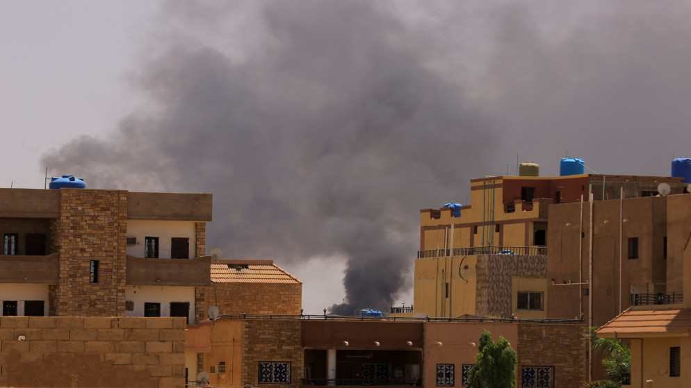 الدخان يتصاعد من المباني خلال اشتباكات في الخرطوم بحري في السودان، 22 نيسان 2023. (رويترز)