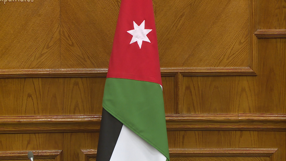 العلم الأردني داخل مبنى وزارة الخارجية. (المملكة)