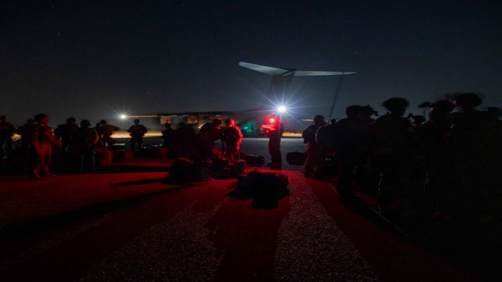 طائرة عسكرية تستعد للإقلاع إلى مطار الخرطوم لإجلاء أشخاص. (أ ف ب)