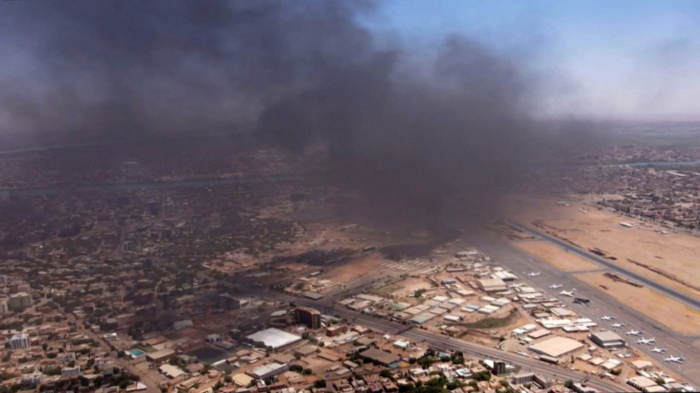 تصاعد الدخان أعلى مطار الخرطوم الدولي وسط صراع على السلطة في السودان. (أ ف ب)
