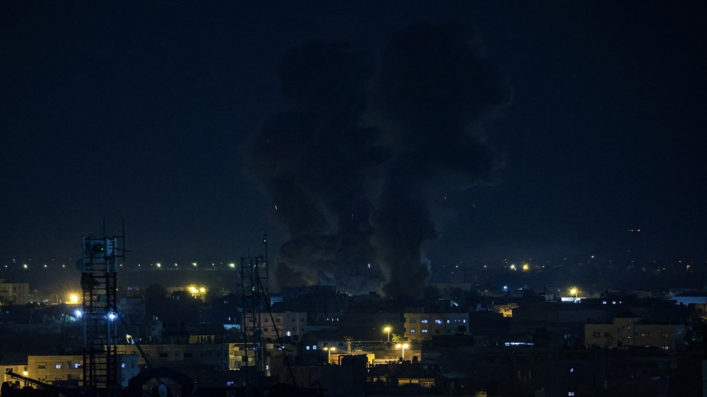 دخان ونيران يتصاعدان فوق مبانٍ بعد قصف إسرائيلي جنوبي قطاع غزة. 3 مايو 2023. (أ ف ب)