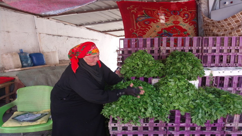 فاطمة بني ملحم " أم مهيوب" خلال عملها.(المملكة)