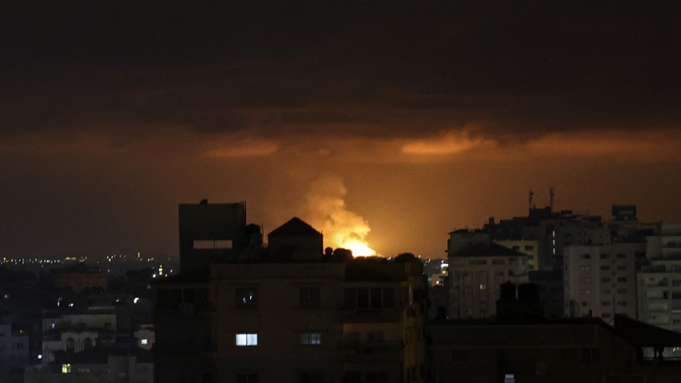 تصاعد النيران من مدينة غزة بعد غارات إسرائيلية على القطاع. (أ ف ب)