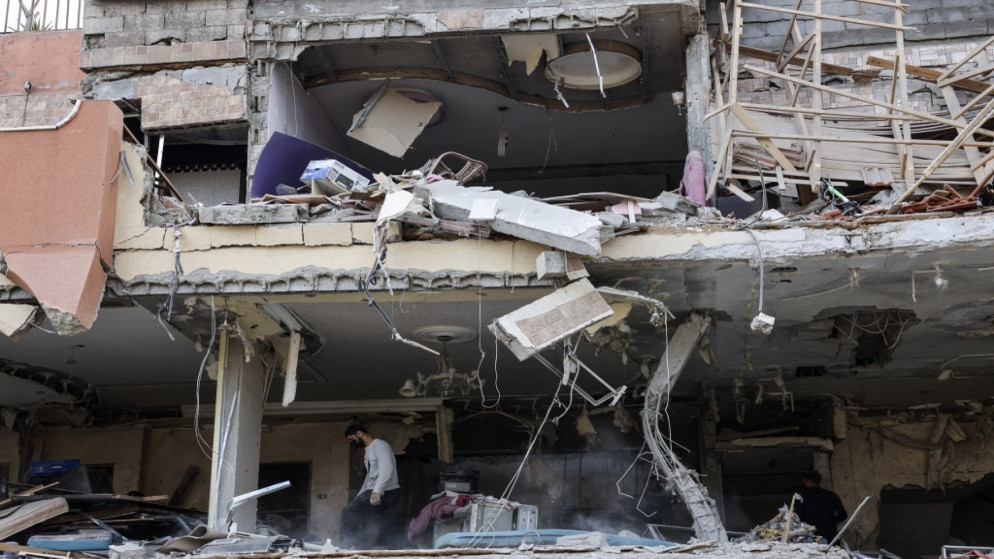 دمار في مبنى في قطاع غزة بعد غارات إسرائيلية. (أ ف ب)