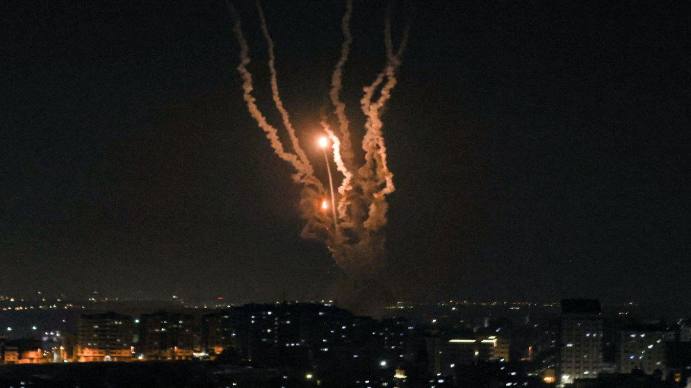 رشقة صاروخية منطلقة من غزة باتجاه أراض تحتلها إسرائيل. (أ ف ب)