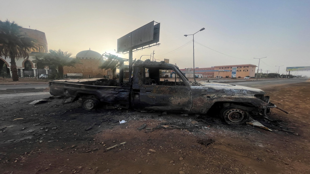 سيارة محترقة في الخرطوم، السودان، 26 أبريل 2023. (رويترز)