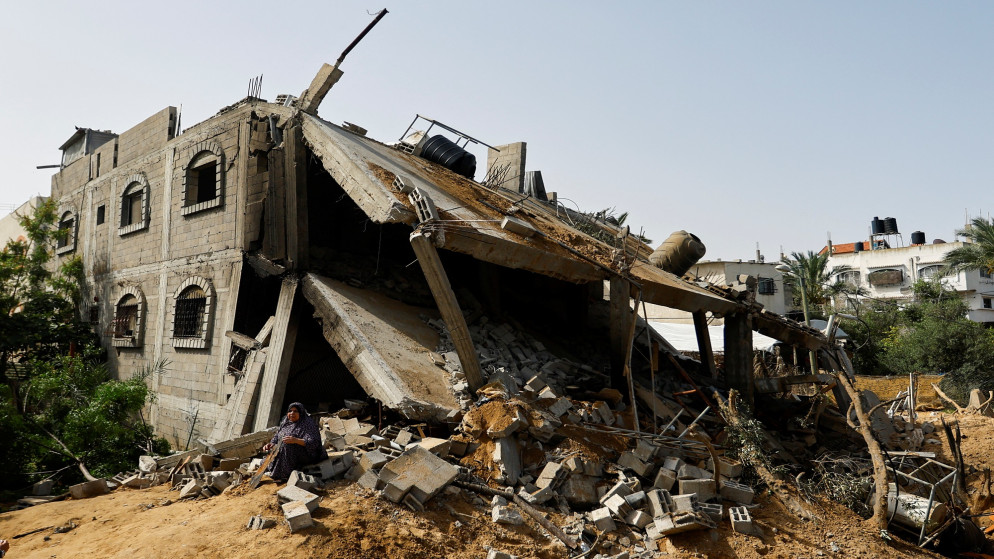 منزل مدمر بعد غارة إسرائيلية في دير البلح وسط قطاع غزة. 12 أيار 2023. (رويترز)