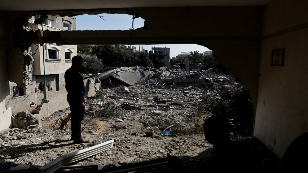 فلسطيني يتفقد منزله المدمر في دير البلح بعد العدوان الإسرائيلي على وسط قطاع غزة، 14 أيار 2023. (رويترز)
