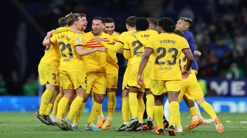 يحتفل لاعبو برشلونة بفوزهم ببطولة الدوري الإسباني رقم 27 بعد الفوز على إسبانيول. 14 مايو 2023. (أ ف ب)
