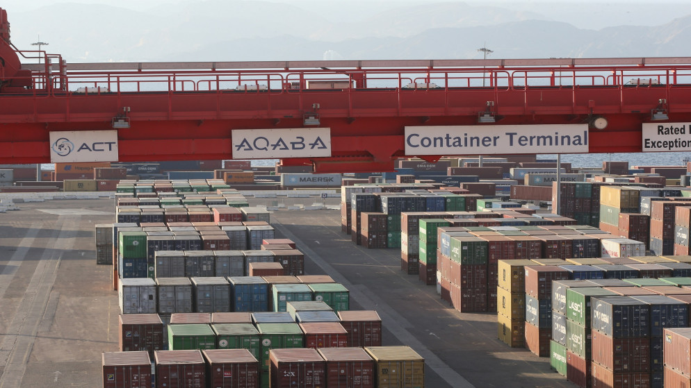 حركة الشحن ونقل البضائع في ميناء حاويات العقبة جنوبي الأردن. (صلاح ملكاوي/ المملكة)