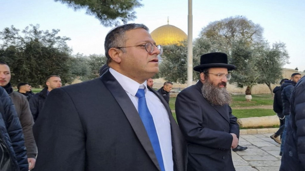 الوزير الإسرائيلي إيتمار بن غفير (وسط) خلال اقتحامه المسجد الأقصى المبارك في القدس المحتلة. 3 كانون الثاني 2023.(أ ف ب)