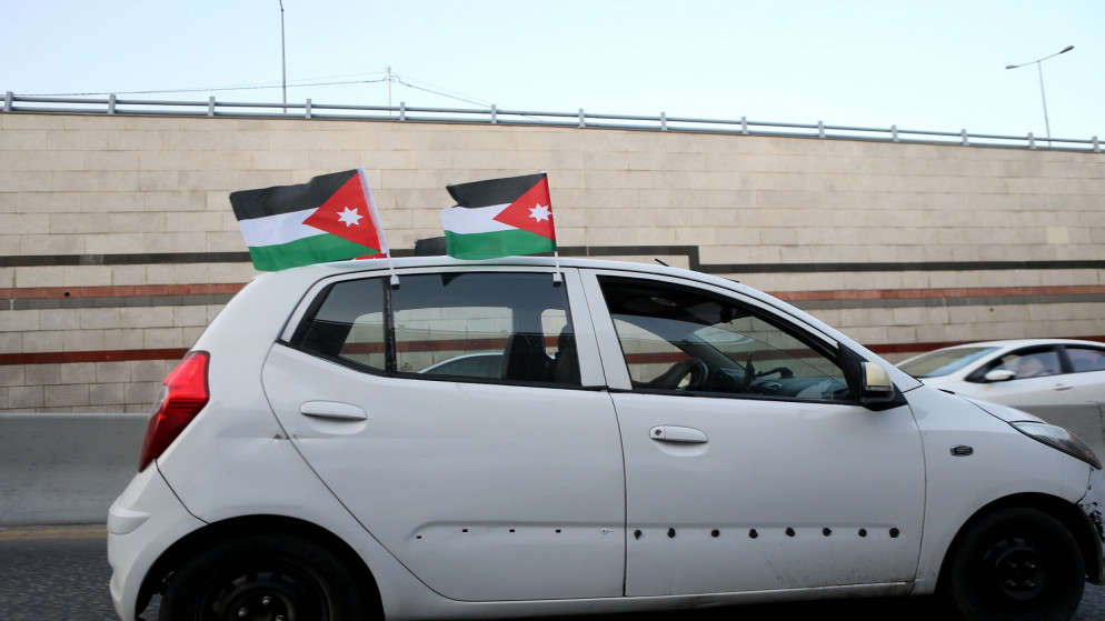 مركبة بالعاصمة عمان ترفع أعلام الأردن احتفالا بعيد الاستقلال. (صلاح ملكاوي/المملكة)