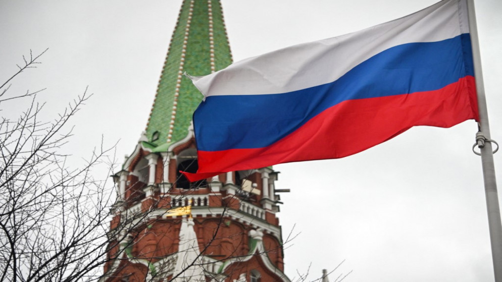 علم روسيا بجوار أحد أبراج الكرملين وسط موسكو، 26 شباط/فبراير 2022. (أ ف ب)