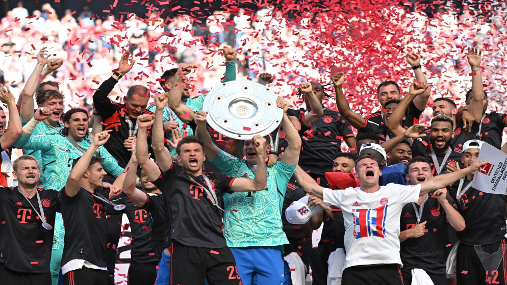 فريق بايرن ميونيخ يتوج بلقب الدوري الألماني للمرة 11 تواليا. (رويترز)