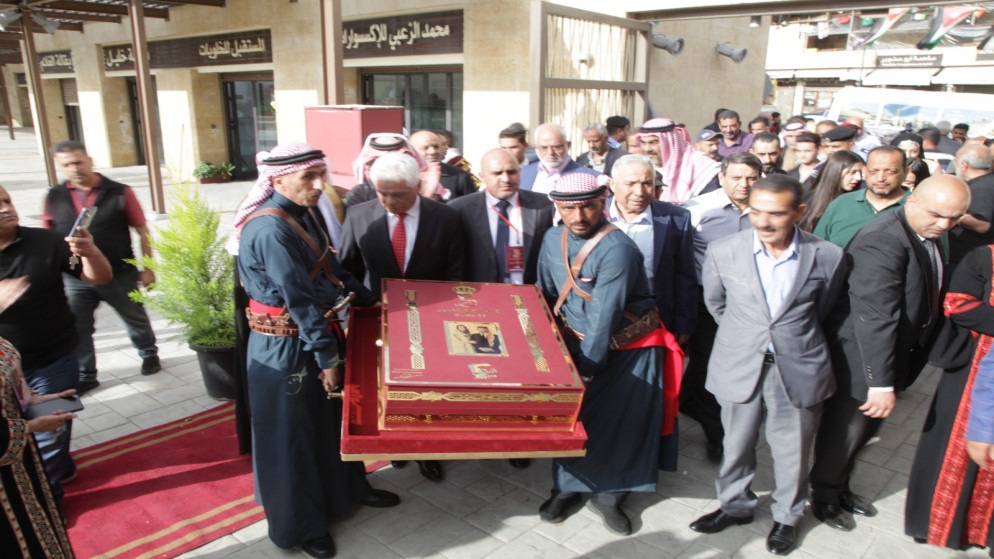 إطلاق بلدية السلط الكبرى "أكبر كتاب مباركة" بمناسبة زفاف سمو الأمير الحسين بن عبدالله الثاني ولي العهد. (بترا)