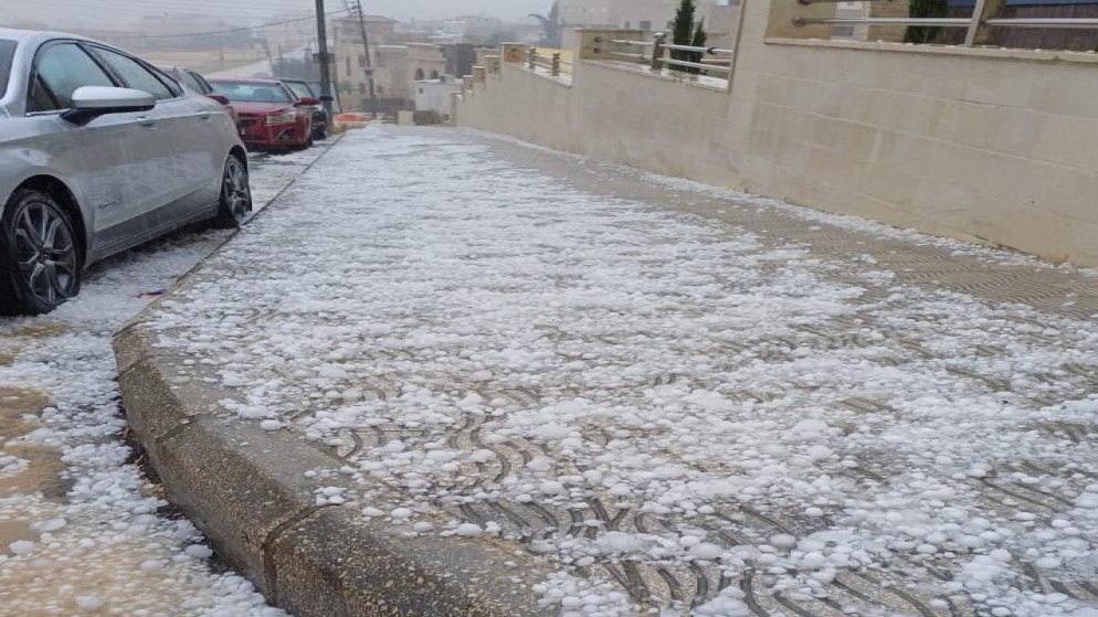 أحد الشوارع في عمّان بعد تساقط البرد. (المملكة)