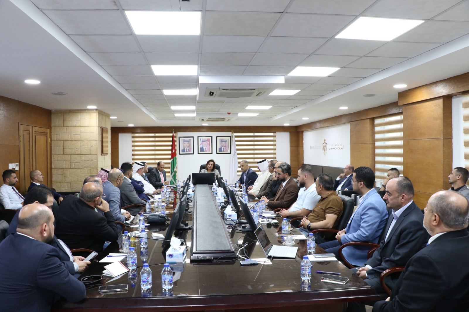 وزيرة الاستثمار خلود السقاف خلال لقائها مستثمرين من السعودية وقطر والكويت وفلسطين والعراق وسوريا. (وزارة الاستثمار)