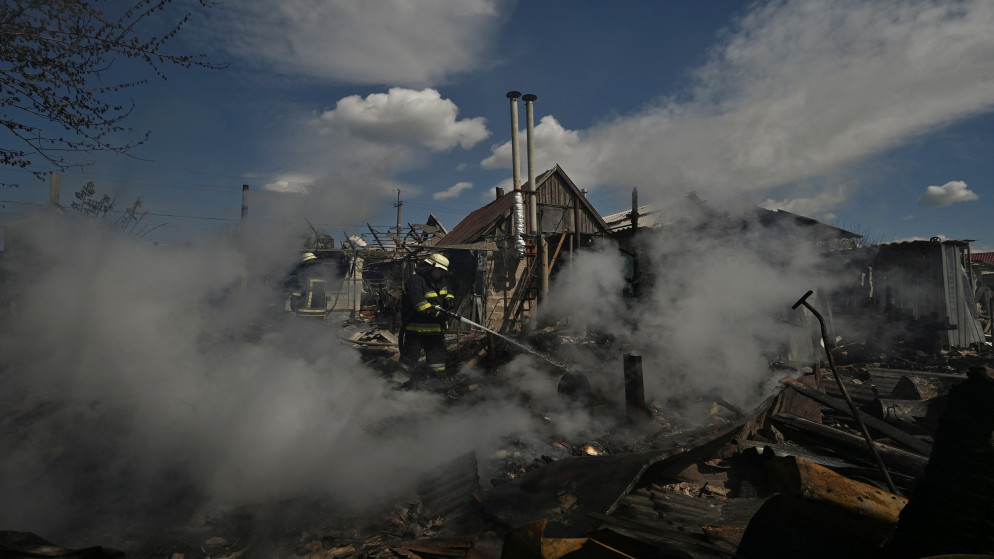 رجال الإطفاء في موقع لمنزل سكني دمرته غارة عسكرية روسية في قرية مالوكاتيرينيفكا في منطقة زابوروجيا، 11 أيار 2023. (رويترز)