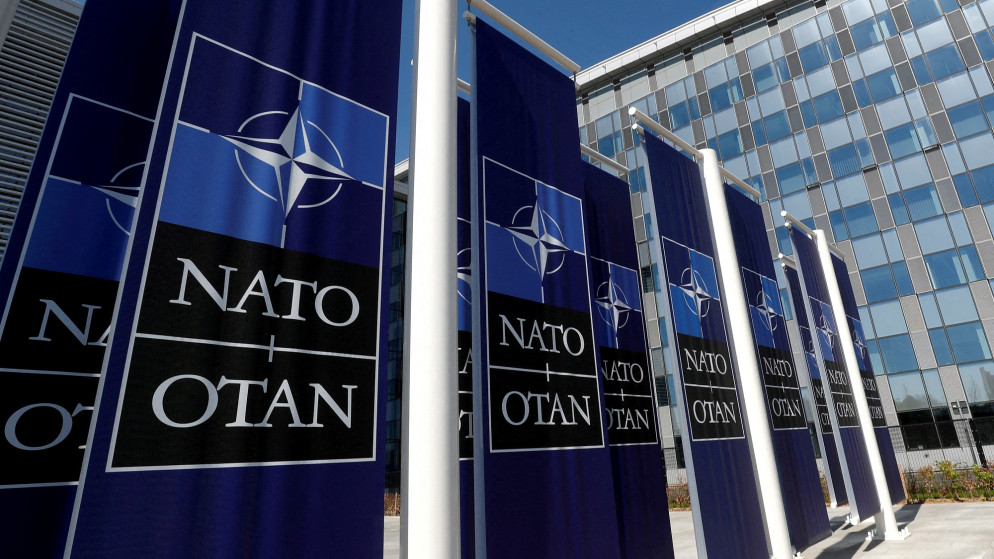 شعار حلف الأطلسي عند مقر الناتو في بروكسل. (رويترز)