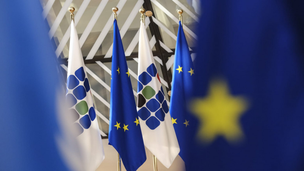 علم الاتحاد الأوروبي وشعار مؤتمر بروكسل السابع في مبنى الاتحاد. (الاتحاد الأوروبي)