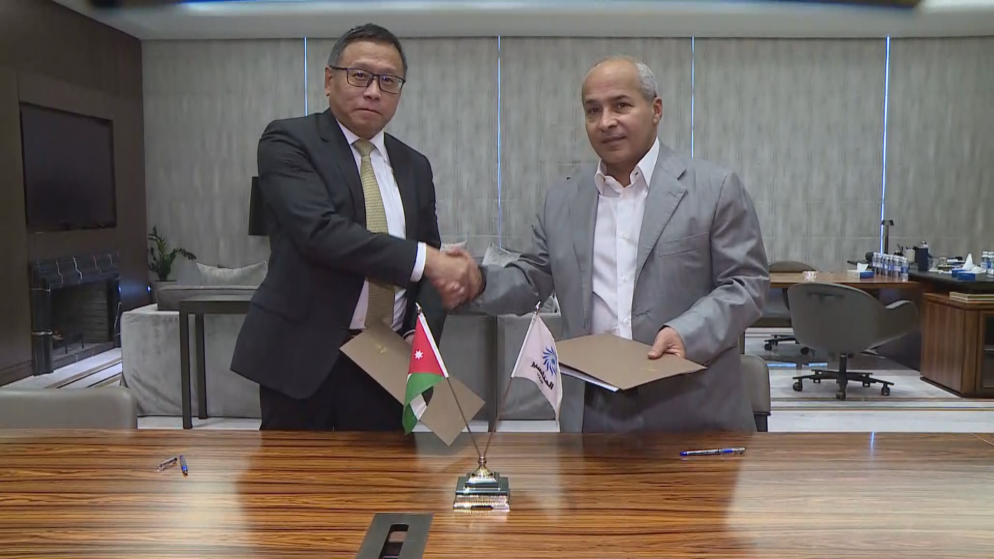 رجل الأعمال زياد المناصير يوقع اتفاقية مع شركة صينية لصناعة السيارات الكهربائية في الأردن. (المملكة)