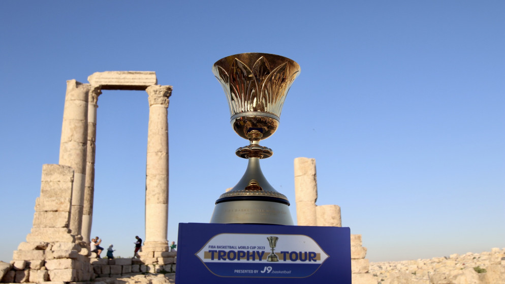 جانب من زيارة مجسم كأس العالم لكرة السلة إلى الأردن. (صلاح ملكاوي/ المملكة)