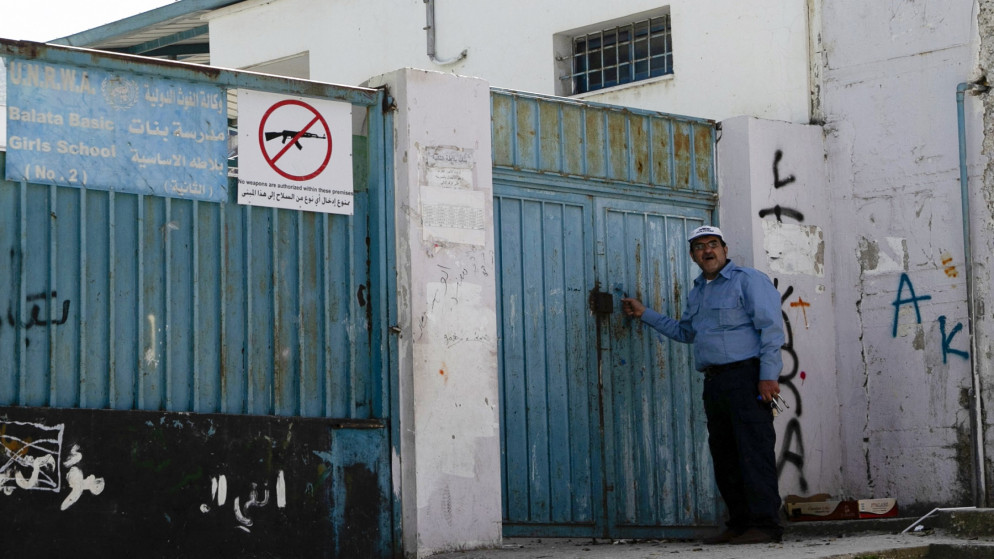 مدخل مدرسة تتبع لوكالة أونروا في مخيم بلاطة للاجئين الفلسطينيين شرق نابلس في الضفة الغربية المحتلة، 8 نيسان 2021. (أ ف ب)