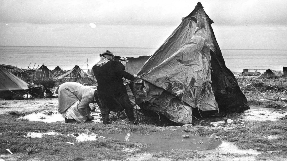خيمة وسط الوحل تعود للاجئين فلسطينيين عام 1948. (أونروا)