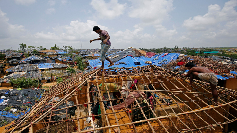 لاجئون من الروهينغا يعيدون بناء منزلهم المؤقت الذي دمره إعصار مورا في مخيم كوتوبالانغ المؤقت للاجئين في بنغلاديش، 1 حزيران 2017. (رويترز)