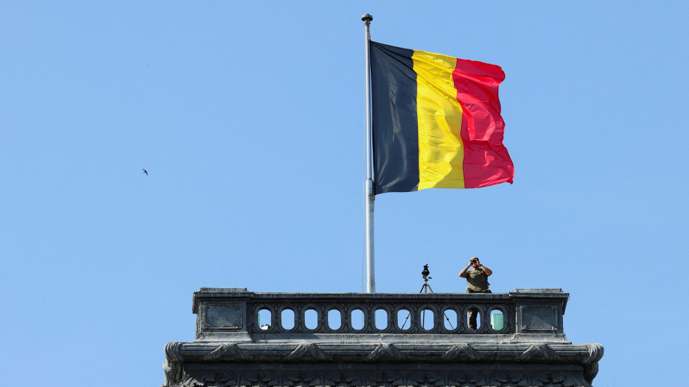 العلم البلجيكي في العاصمة بروكسل. (رويترز)
