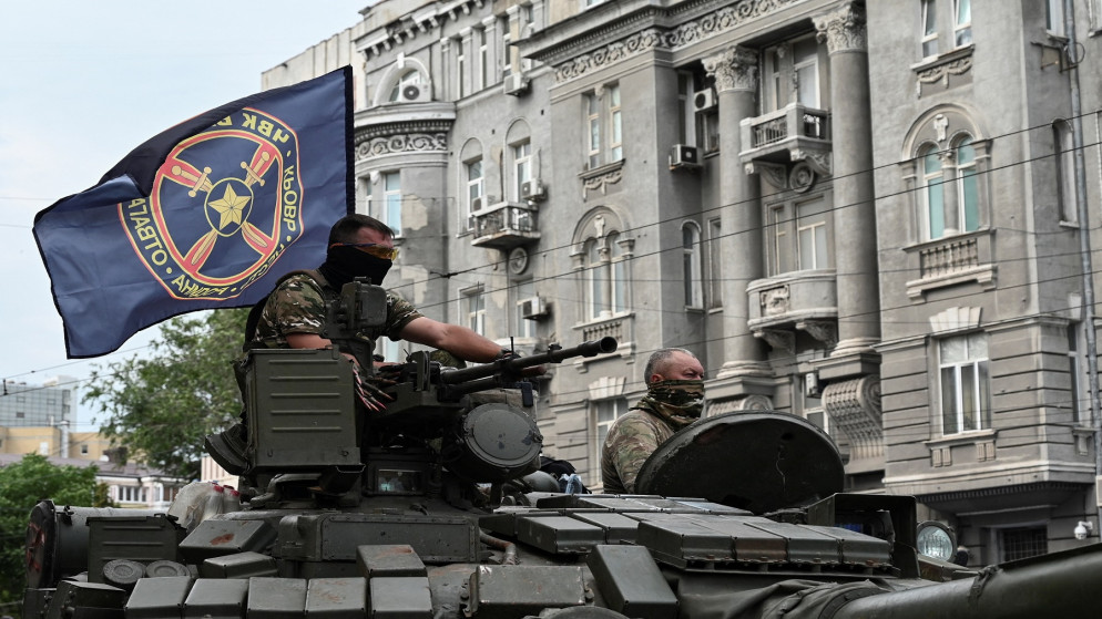 مقاتلان من مجموعة فاغنر على دبابة بالقرب من مقر المنطقة العسكرية الجنوبية في مدينة روستوف، 24 حزيران 2023. (رويترز)