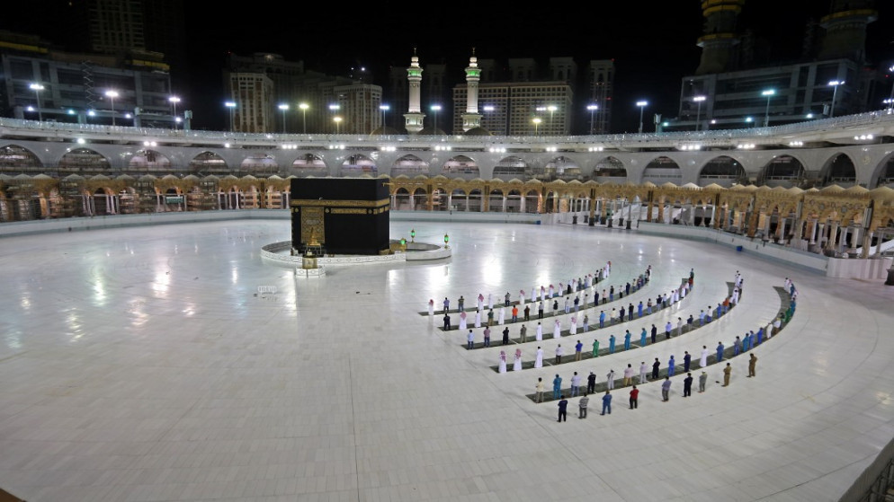 مصلون يؤدون صلاة الفجر في المسجد الحرام في مكة المكرمة خلال فترة انتشار فيروس كورونا، 23 حزيران 2020. (أ ف ب)