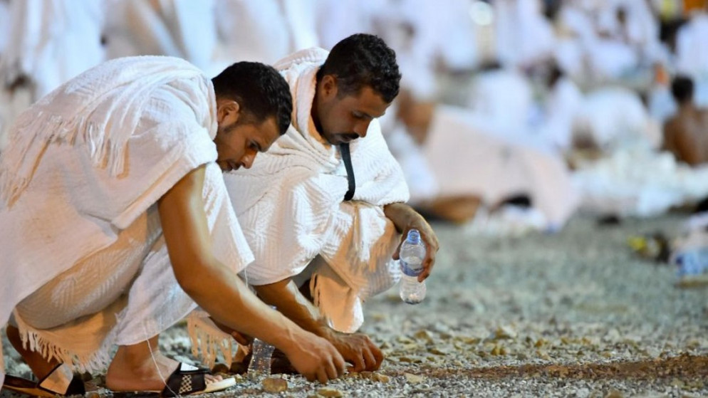 صورة أرشيفية لحاجين يجمعان الحصى من مشعر مزدلفة لرمي الجمرات في منى. (واس)