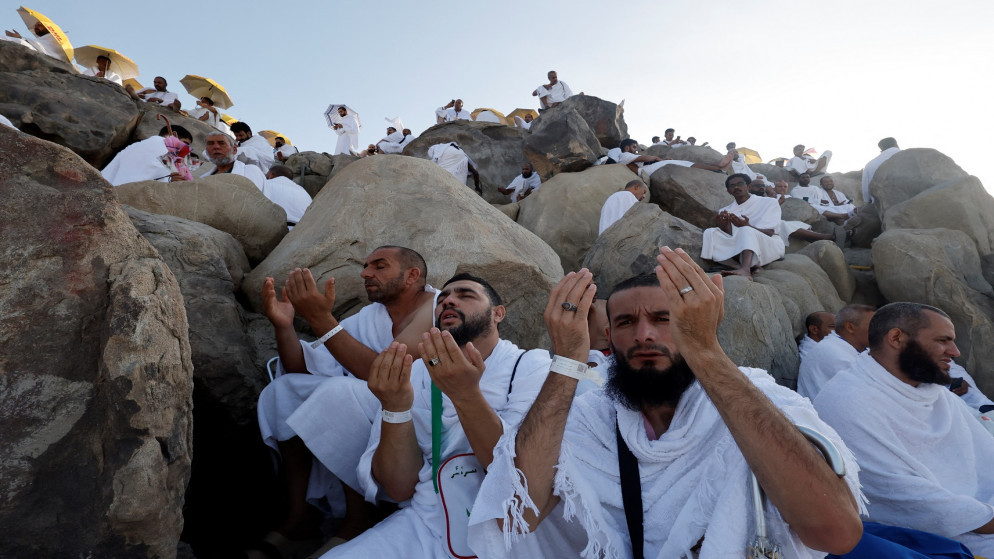 حجاج يجتمعون على جبل الرحمة في صعيد عرفة خارج مدينة مكة المكرمة في السعودية، 8 تموز/يوليو ، 2022. (رويترز)