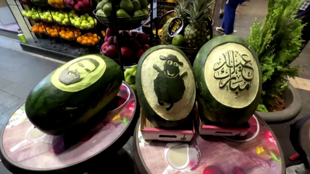 أردني ينقش أعمالا فنية على الثمار الضخمة.(رويترز)