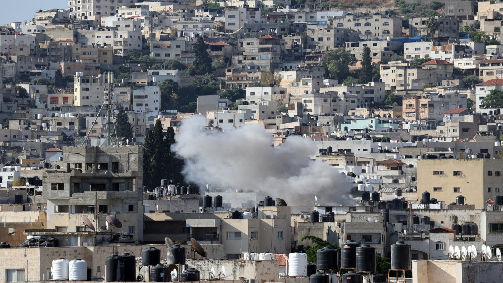 دخان يتصاعد خلال قصف إسرائيلي على مدينية جنين ومخيمها 3 يوليو / تموز 2023. (أ ف ب)