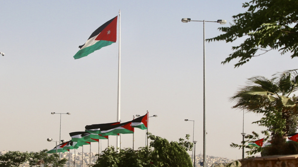 أعلام الأردن ترفرف في شارع رئيسي في العاصمة عمّان. (صلاح ملكاوي/المملكة)