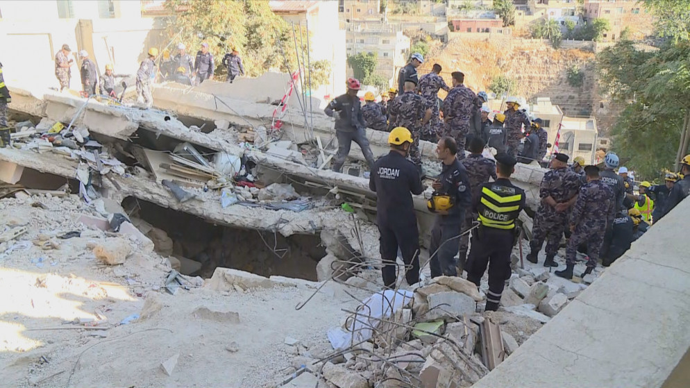 صورة سابقة لفريق بحث وإنقاذ في موقع انهيار بناية سكنية في منطقة اللويبدة. (المملكة)