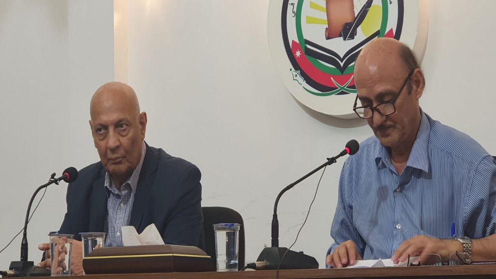 أستاذ الإعلام تيسير أبو عرجة خلال حفل توقيع كتابه "أوراق شخصية" ثلاثية التعليم والأدب والصحافة. 13/7/2023. (المملكة)