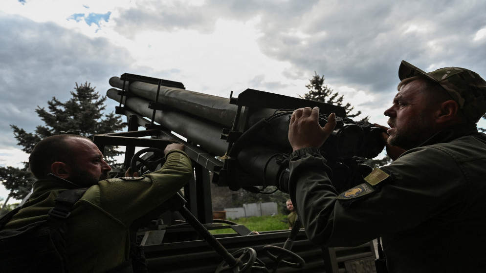 جنود أوكرانيون يتعاملون مع نظام إطلاق صواريخ في منطقة زابوريجيا ، أوكرانيا ، 12 مايو 2023. (رويترز)