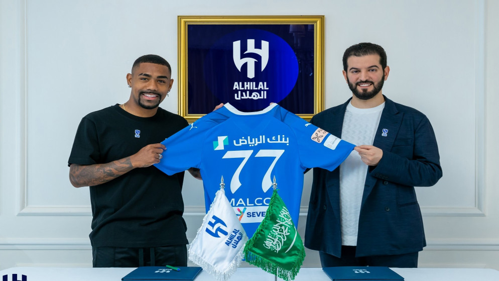 تقديم نادي الهلال السعودي لكرة القدم للاعبه البرازيلي مالكوم. (نادي الهلال السعودي)