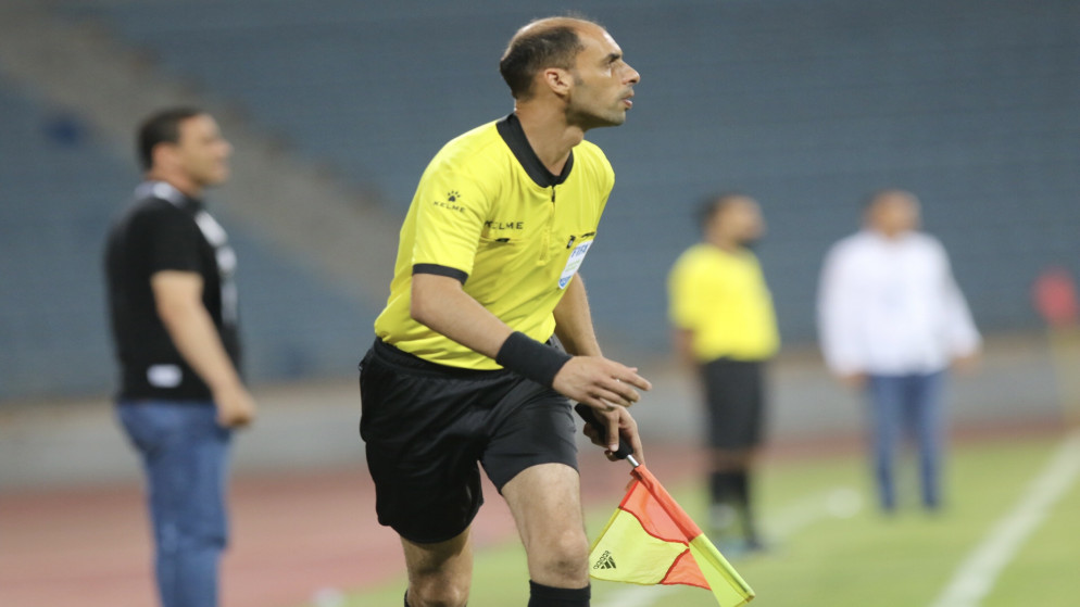 صورة سابقة لحكم مساعد خلال مباراة في دوري المحترفين لكرة القدم. (صلاح ملكاوي/ المملكة)