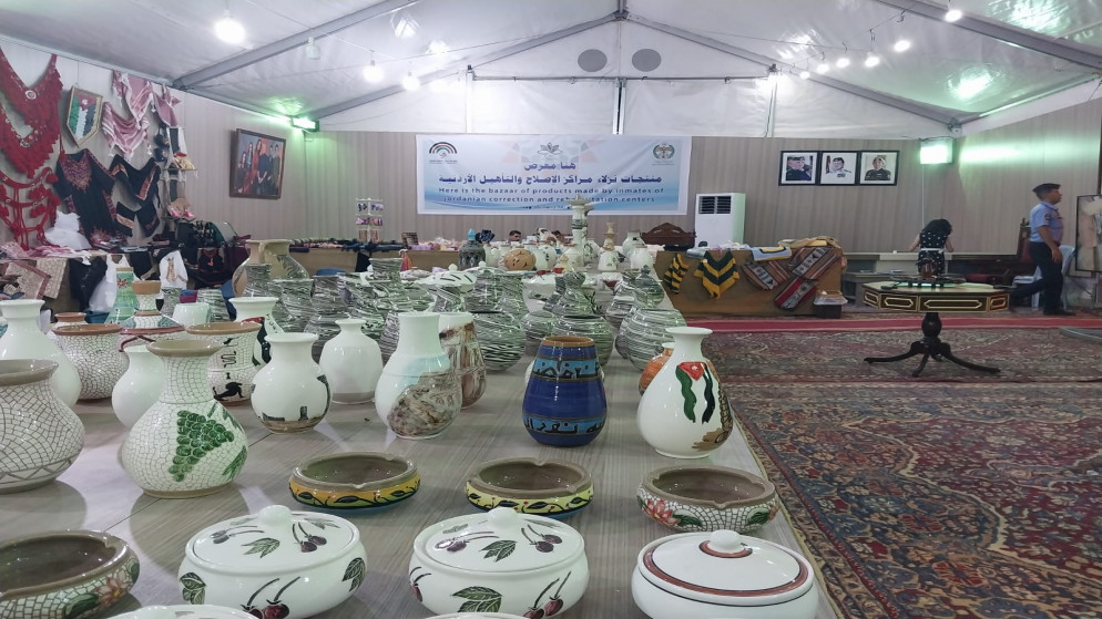 من داخل خيمة مخصصة لمنتوجات لنزلاء في مراكز الإصلاح والتأهيل في مهرجان جرش. (المملكة)