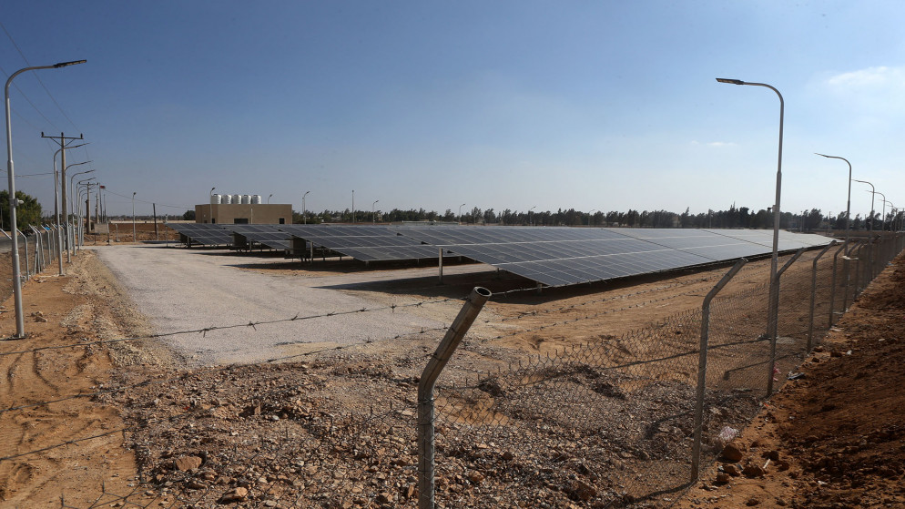 مشروع محطة توليد طاقة عبر الألواح الشمسية ينفذه مشروع الخدمات البلدية والتكيف الاجتماعي بتمويل من البنك الدولي. (صلاح ملكاوي/ المملكة)