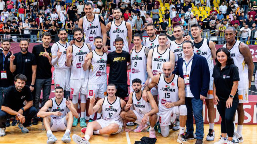 لاعبو المنتخب الوطني لكرة السلة عقب تتويجهم ببطولة كأس الملك الودية. (اتحاد كرة السلة)