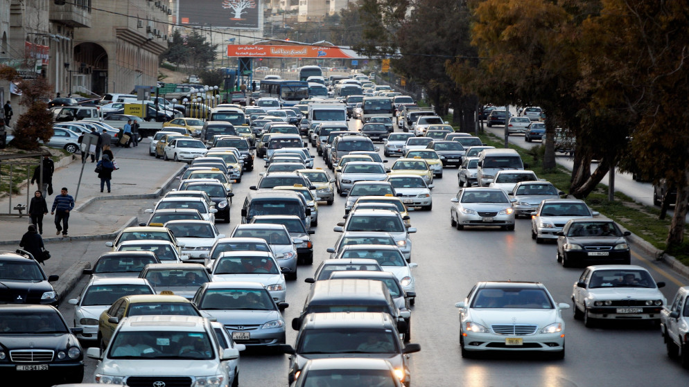 حركة المركبات في شارع رئيسي في عمّان. (صلاح ملكاوي/ المملكة)